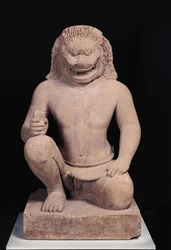 Strážce se lví hlavou, styl Banteay Srei, cca 967 (pískovec)